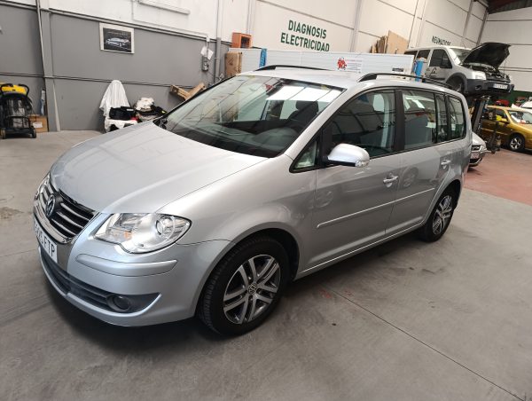 VOLKSWAGEN TOURAN TDI 105 CV 6 VELOCIDADES - Imagen 3