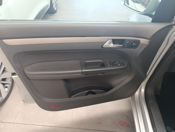VOLKSWAGEN TOURAN TDI 105 CV 6 VELOCIDADES - Imagen 11